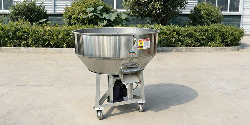 Industrial vertical feed mixer blending grains and additives for animal feed