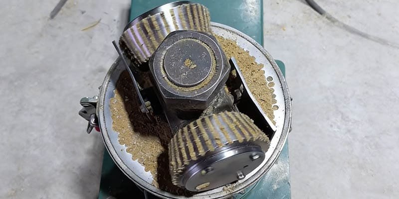 An illustration showing how rollers press mash through a die to form pellets.