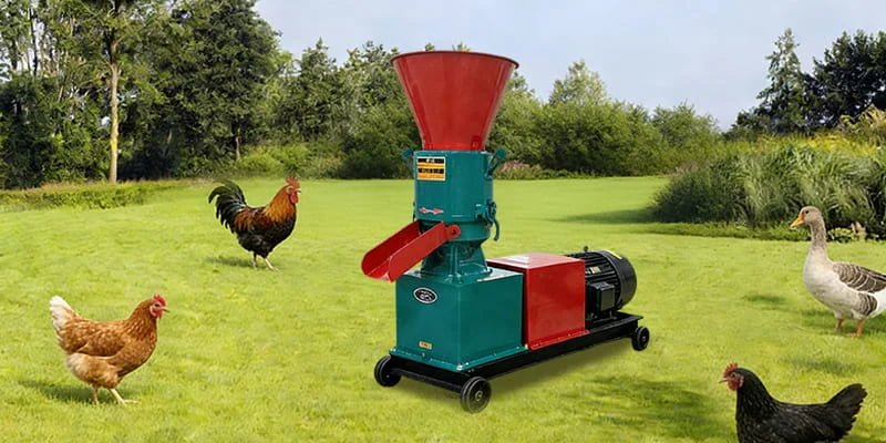 Una máquina peletizadora de alimento para animales en una granja, produciendo pellets frescos.