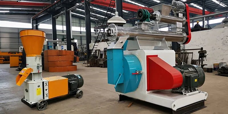 Visual comparison of a compact flat die and a larger ring die feed pellet machine.