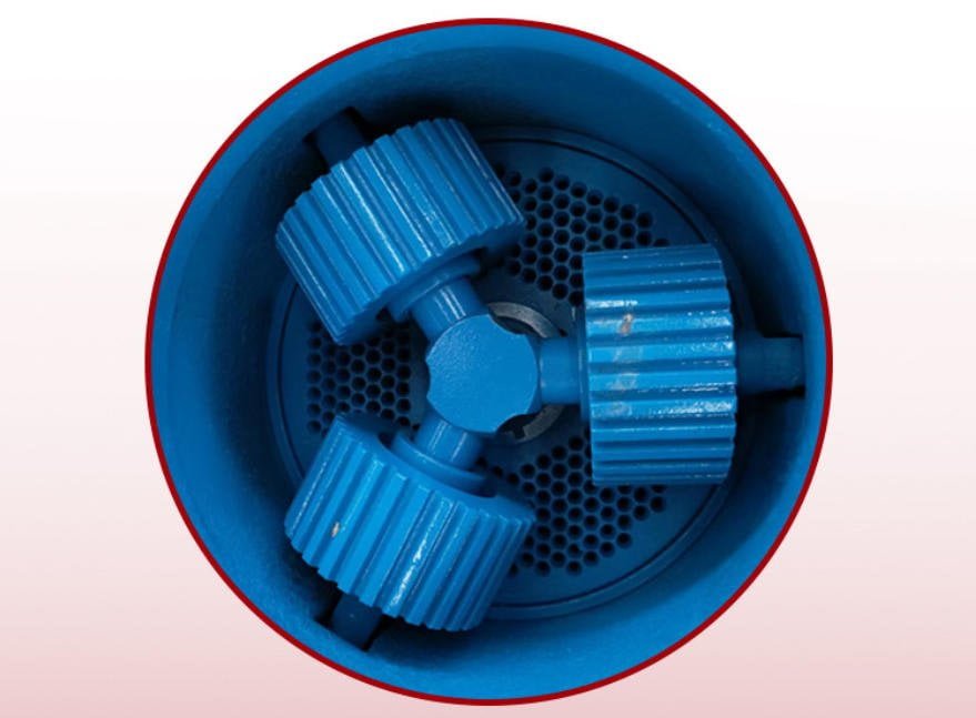 A diagram illustrating the correct 0.1-0.3mm gap between the pressure roller and flat die of a pellet machine.