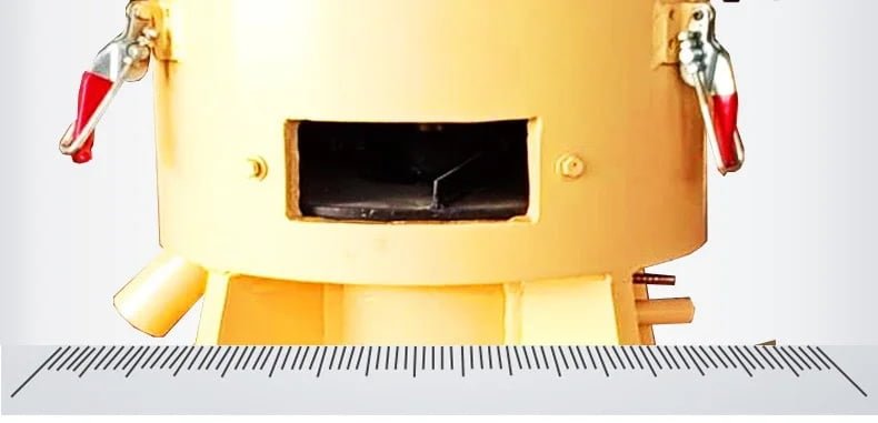 Side discharge outlet and quick lock clamp structure of flat die biomass pellet mill